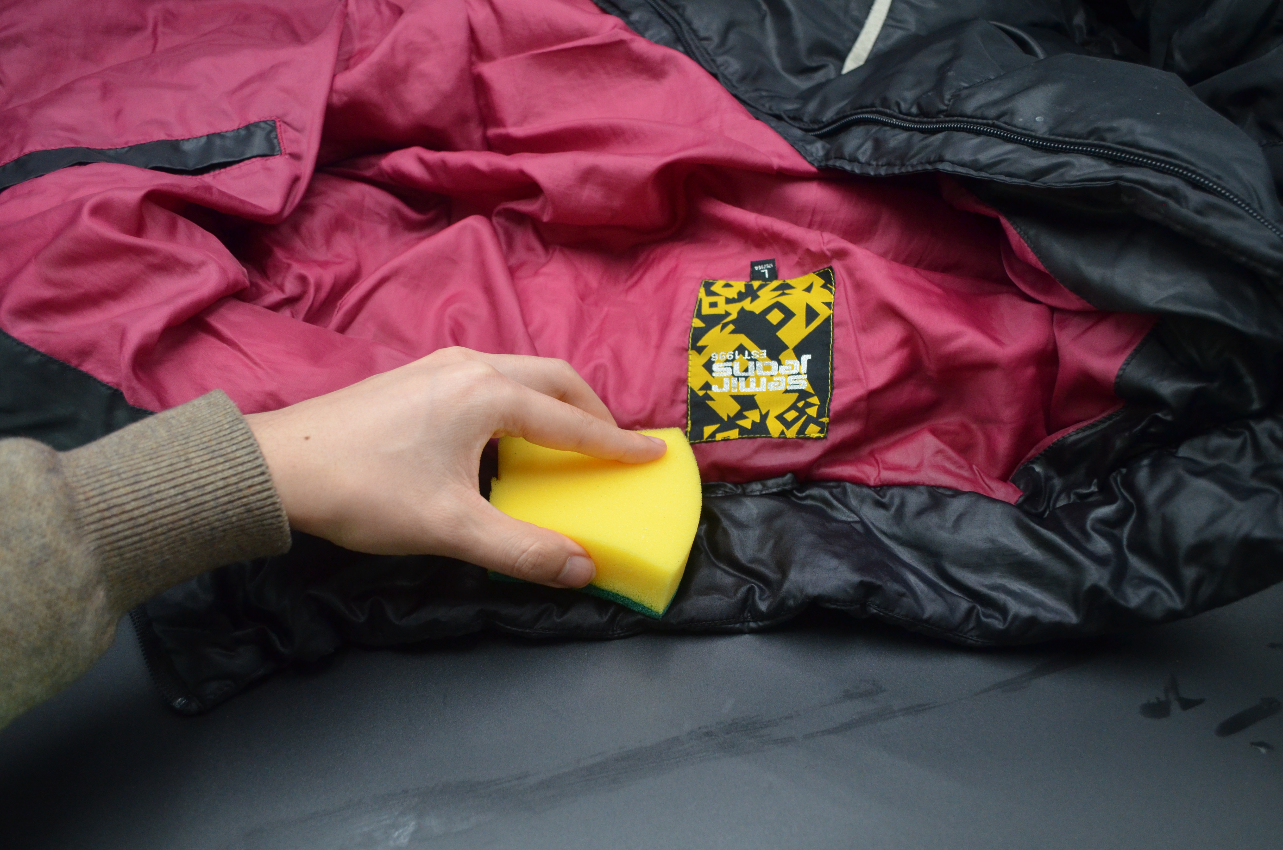 羽绒服发黄没有白醋怎么洗,羽绒服发黄污渍怎么去除