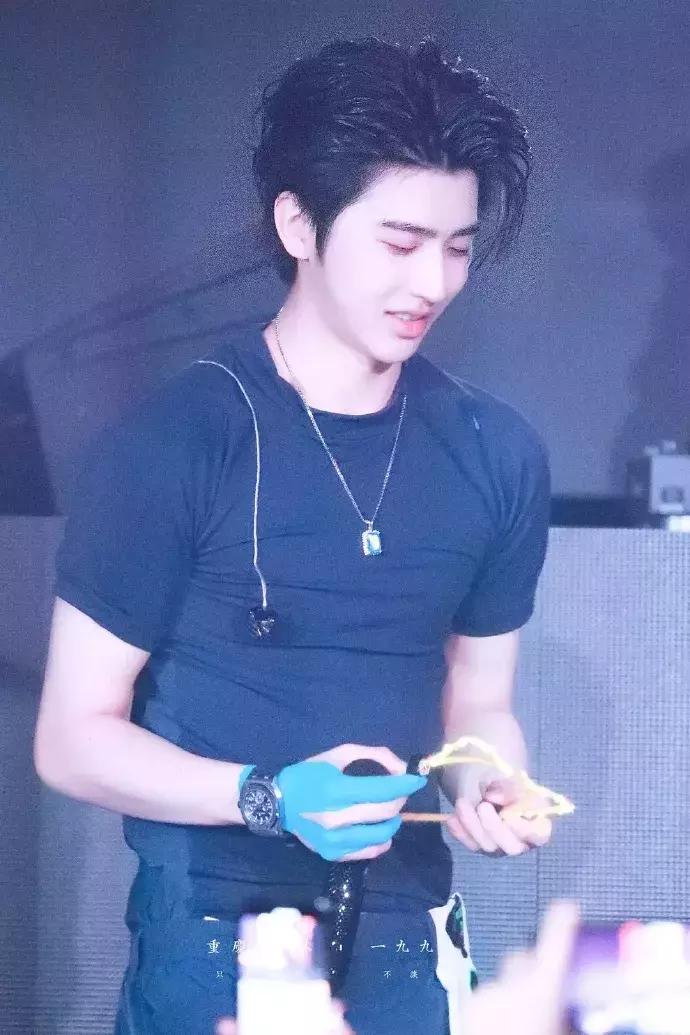 蔡徐坤身高成长史,蔡徐坤为什么相貌改变这么大