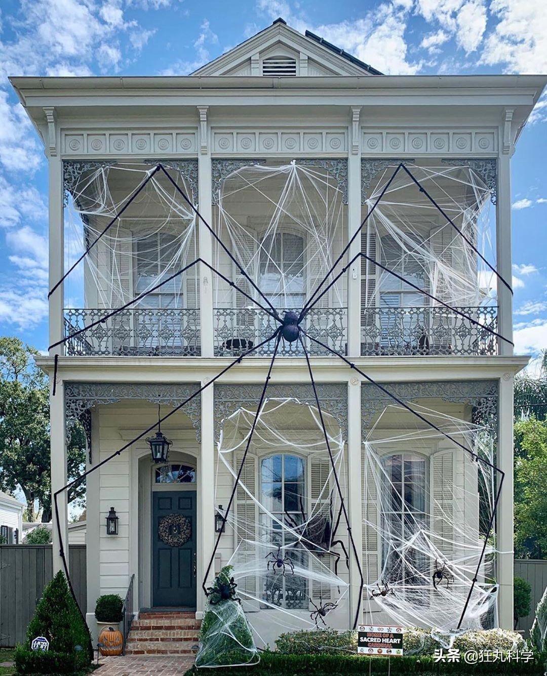 为过万圣节把房子改成鬼屋吓坏数千人，幸好我和这个老哥不是邻居