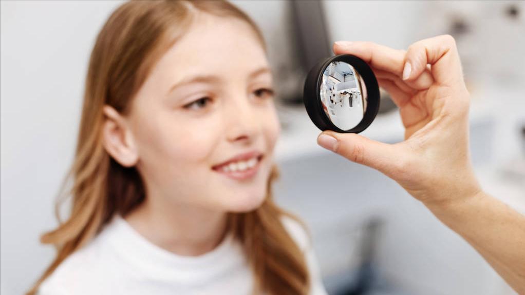 睡觉半睁眼是因为什么原因,睡觉半睁眼是什么原因