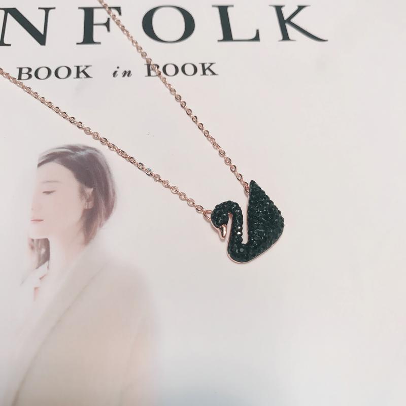 “颈”上添花,黑天鹅项链也妖娆