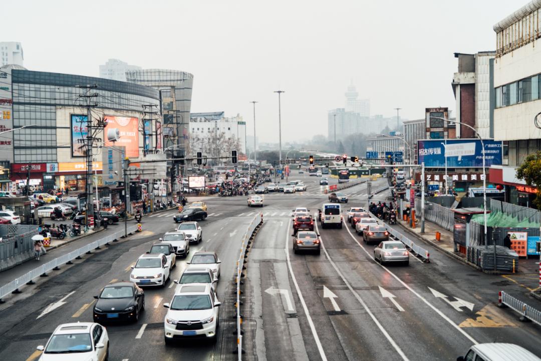 活着的两元店，2块钱能买啥？