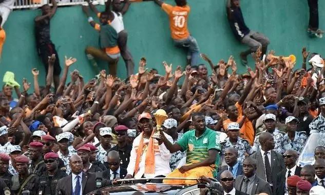 德罗巴用足球化解战火,德罗巴用足球阻止了战争后续