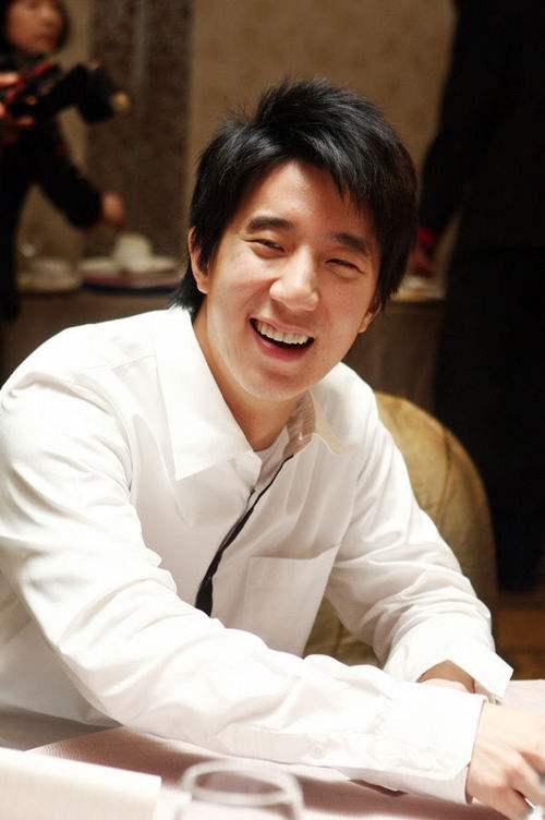 父亲是巨星，母亲是影后，却因吸毒入狱，将一手好牌打烂