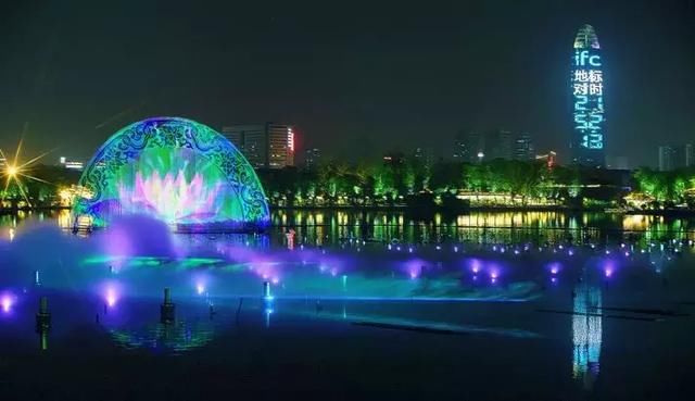 仲夏梦幻凭水秀，声如澎湃，势若滔滔