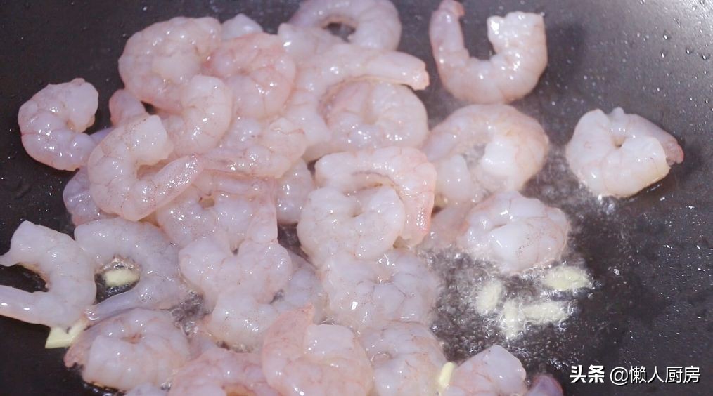 秋葵怎样炒才不会变色呢,秋葵不焯水直接炒能吃吗