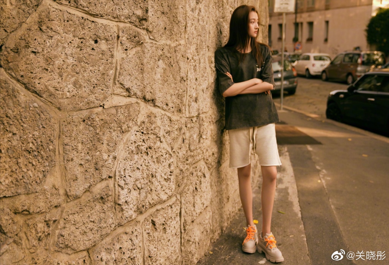 关晓彤穿超短裙出席活动北电,关晓彤的腿显得更细了