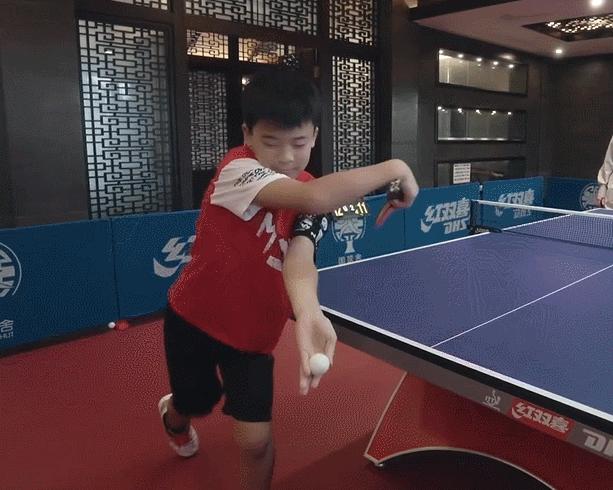 王楠儿子当面模仿伊藤美诚反应,王楠儿子模仿伊藤美诚发球本尊