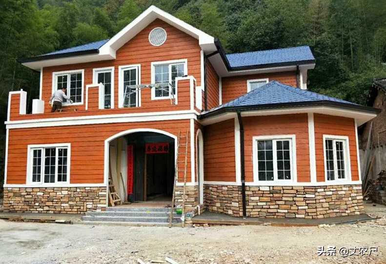 盖砖混房好还是盖轻钢别墅好了,在农村盖轻钢别墅