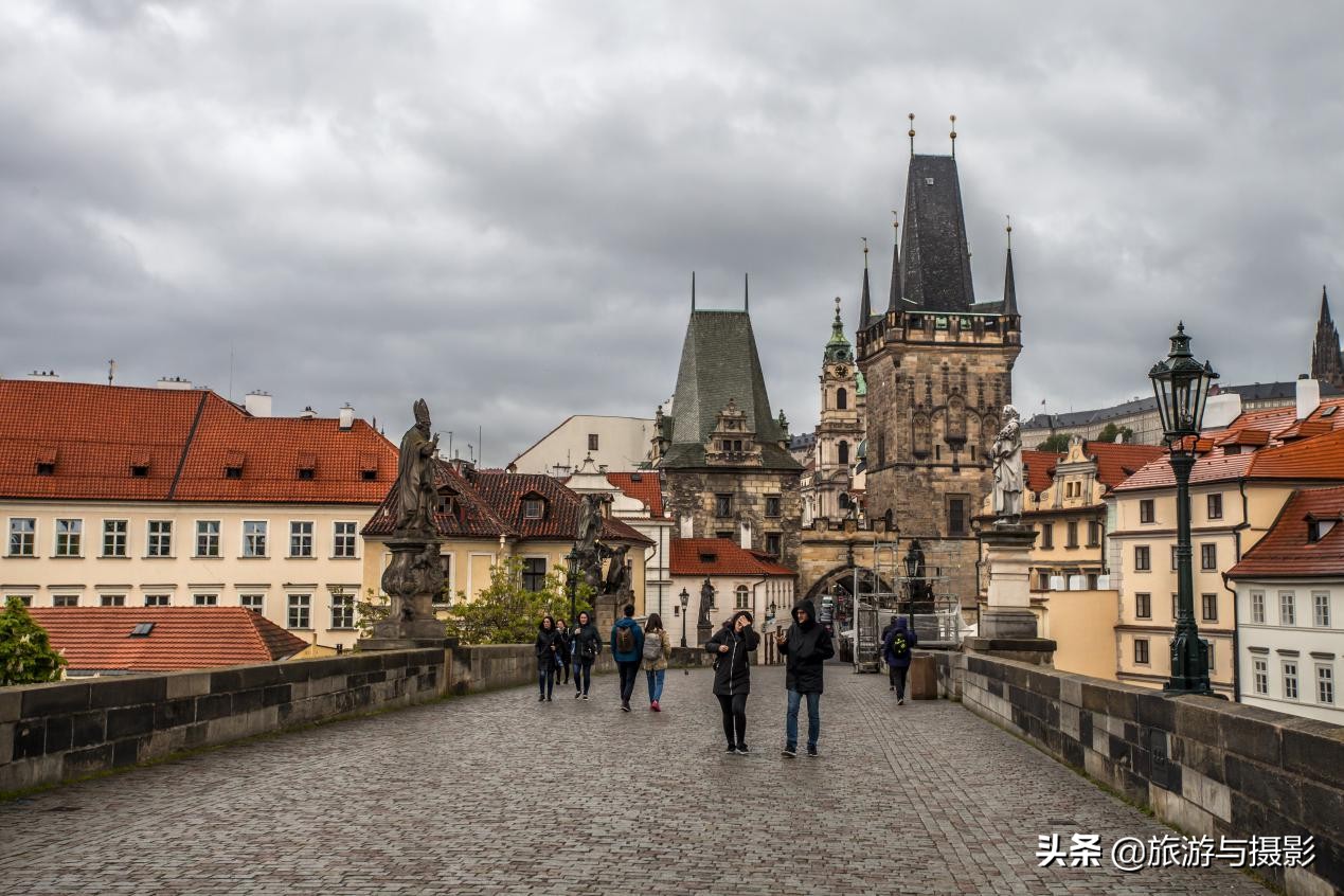 查理大桥雕塑作品介绍 (查理大桥的雕塑)