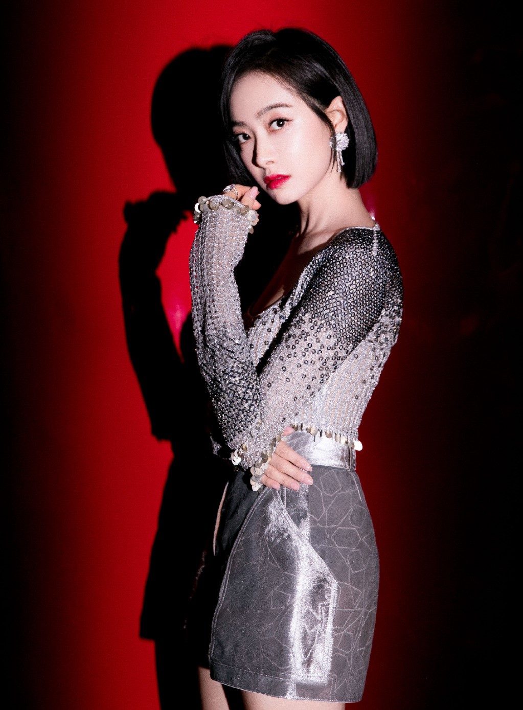 倪妮穿迪丽热巴时尚芭莎同款礼服,倪妮迪丽热巴白礼服