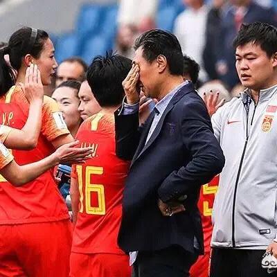 国足两连败，是什么原因造成的，中国足球还有希望吗？