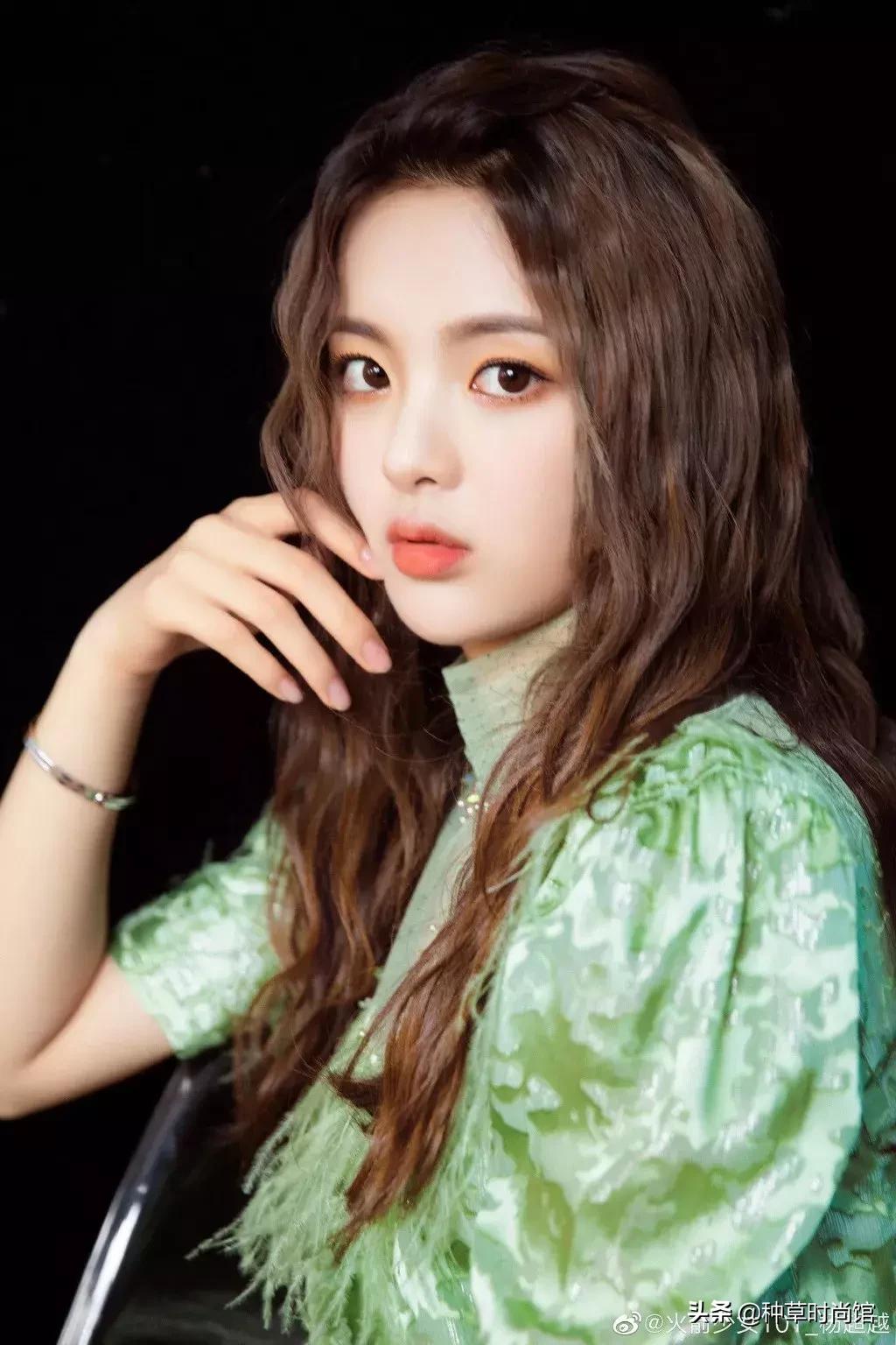 羊毛卷头发t恤穿搭,夏季烫羊毛卷穿搭