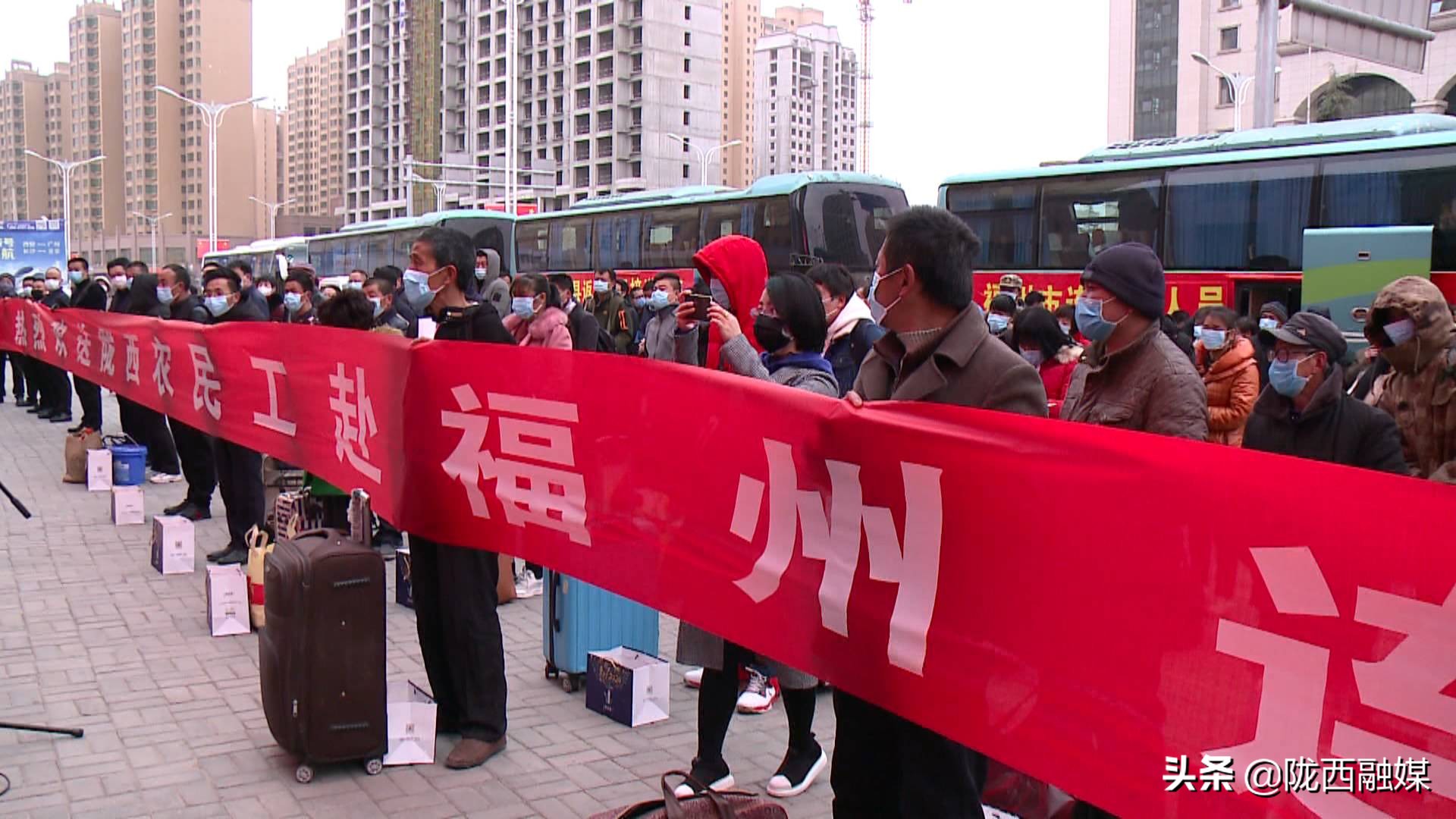 新闻特写春运路上温暖同行,新闻特写最暖心的视频