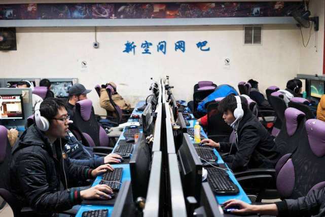 假装工作的员工,假装加班的公司