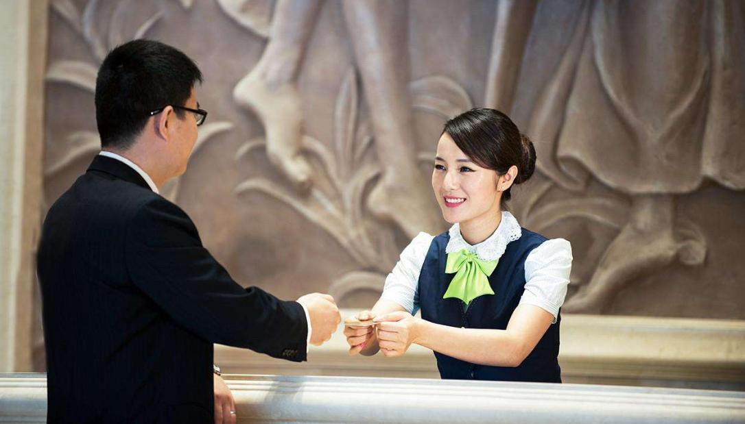 酒店前台女员工工资多少,酒店前台为什么一般都是女的