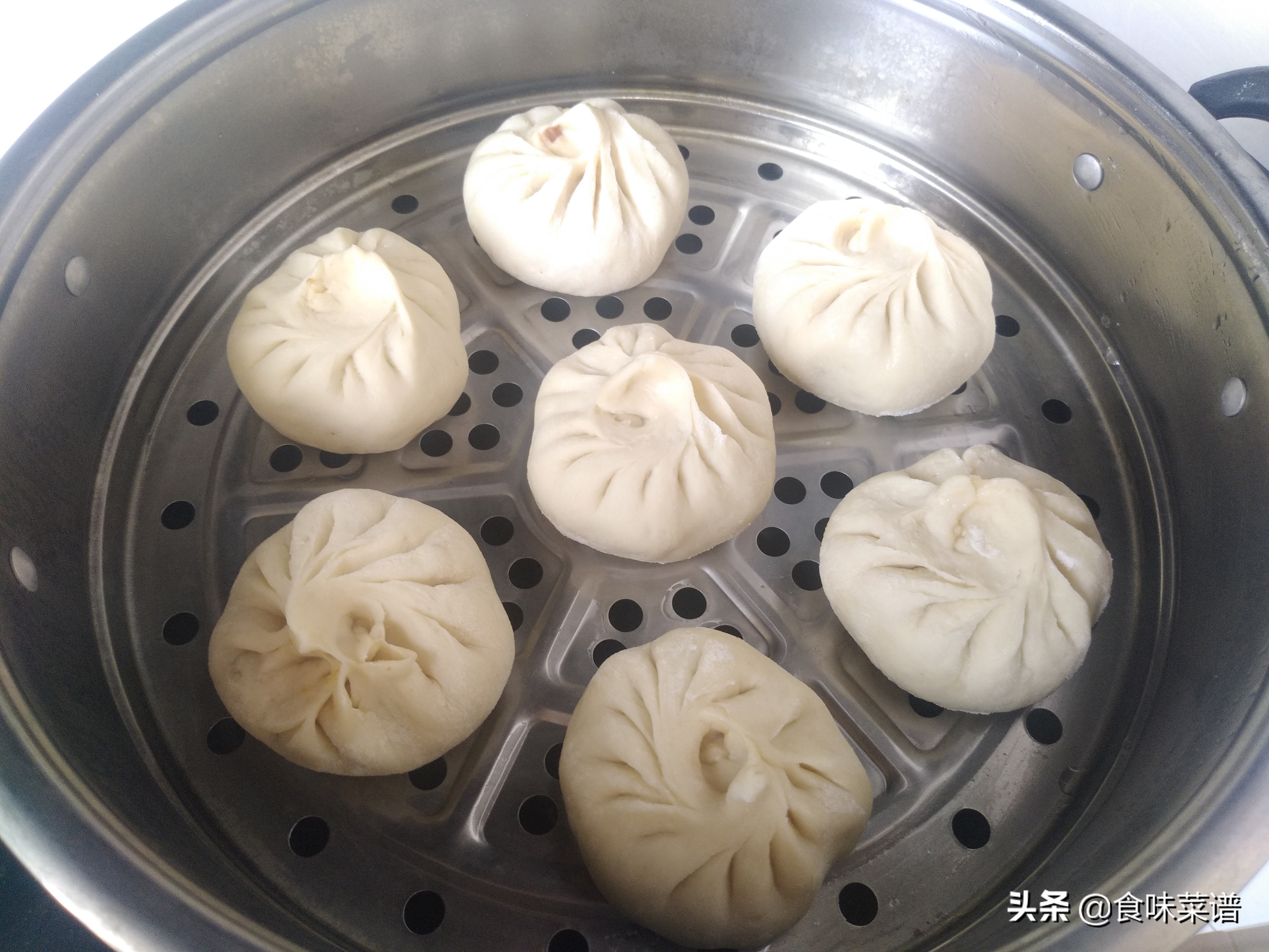 教你白菜肉包子的做法,皮薄馅大,上锅蒸记住这一步,松软不塌陷