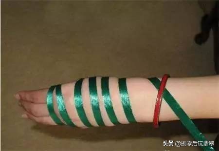 翡翠手镯洗澡时要取下来吗,戴翡翠手镯晚上需要取下来吗