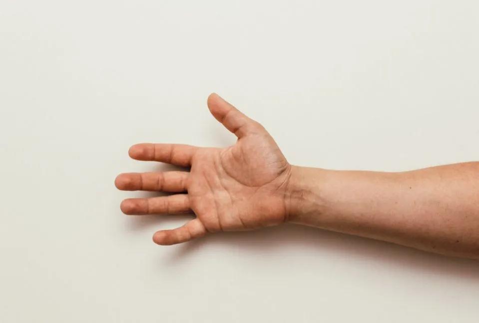 双手麻木怎么办及时检查找到原因,双手发麻做什么检查