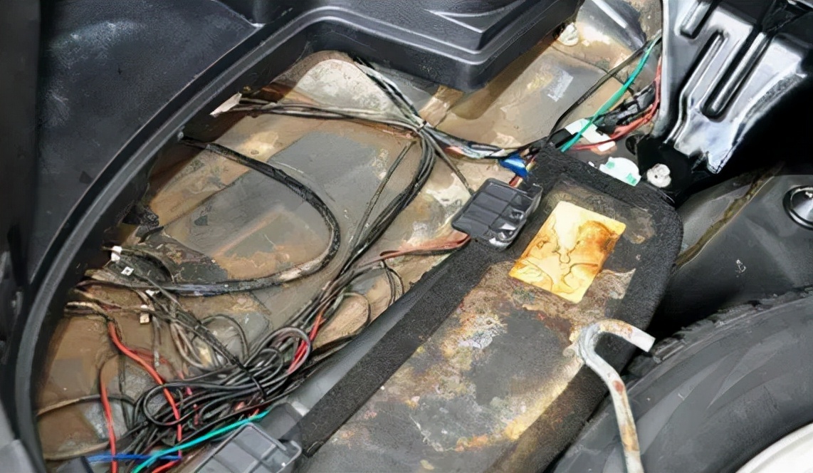 郑州暴雨市民车全部被淹崩溃大哭,郑州暴雨车子被淹