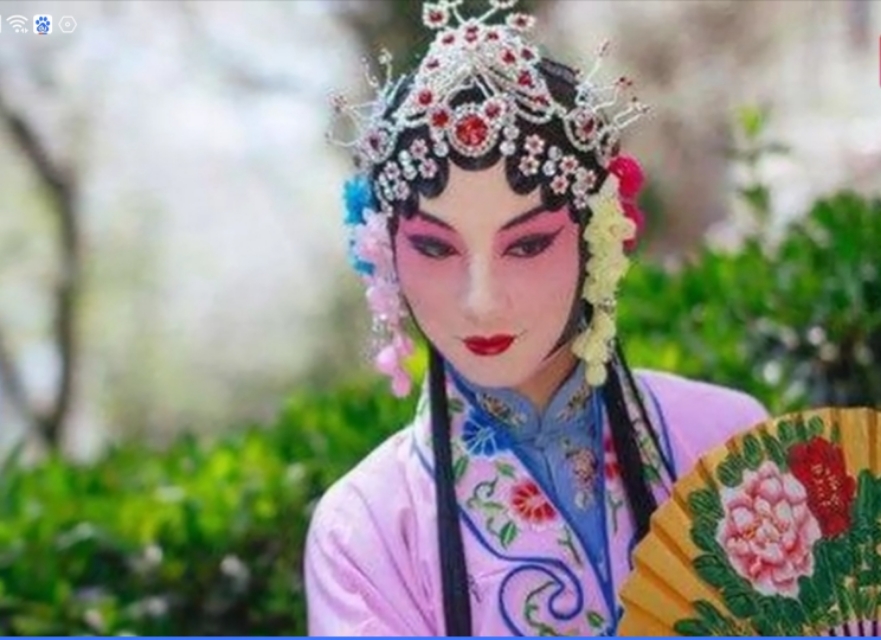 青衣恰是一朵明媚静谧的花，静静地绽放，留给人间多少永恒的凄美