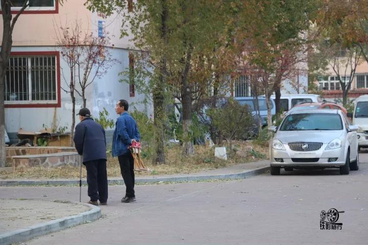 行人车辆请注意火车就要来了,行人车辆请注意火车来了不要抢道