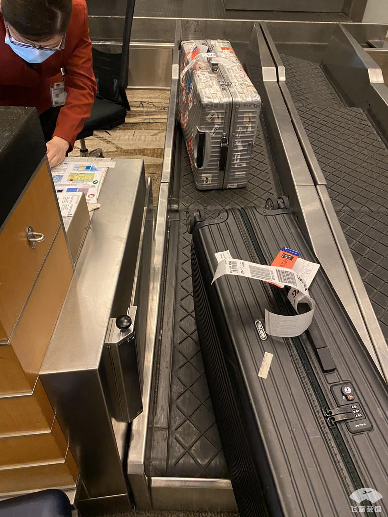 这种专业让人折服!在毫无服务的情况下,空姐仍能准确地姓氏称呼