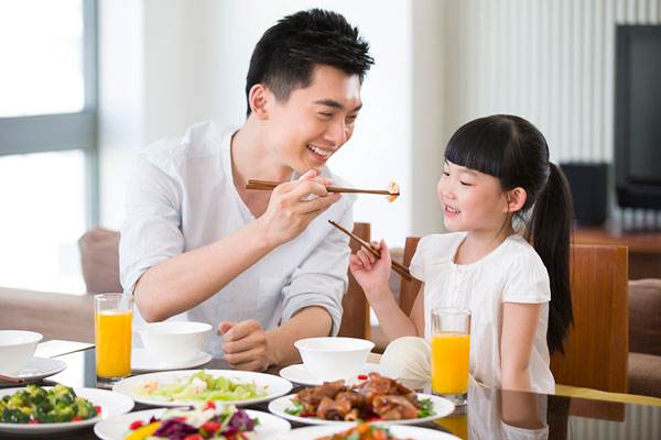 女儿整天黏着妈妈怎么办,女儿长大了还黏着爸爸