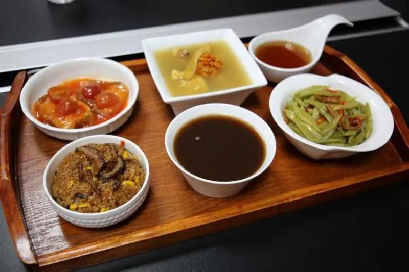 女人坐月子吃什么才有奶水,月子期要注意的几条黄金饮食原则