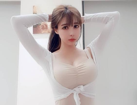 曾在CJ上收获9999朵玫瑰的韩国女主播，竟然还未成年？