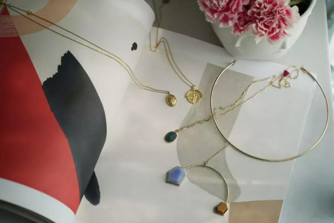 这5种首饰简单时尚减龄不贵,比较百搭的首饰