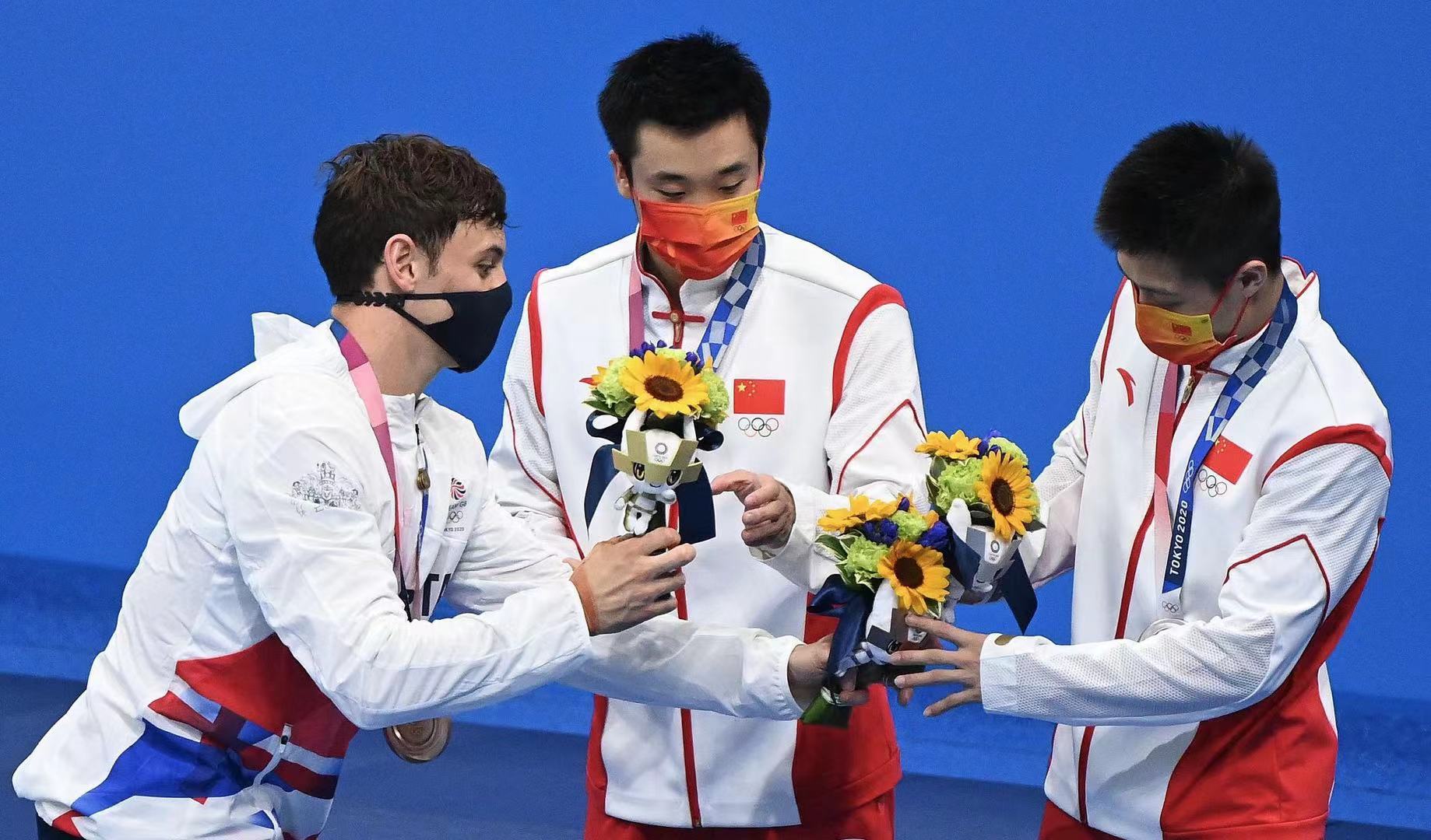 奥运最新金牌榜：中国再拿2金，38金强势领跑；美国奖牌总数破百