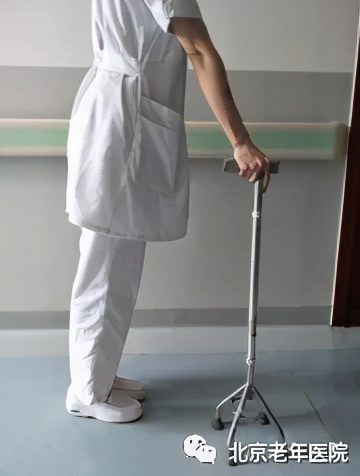老年人手杖使用操作流程,可以防止老年人跌倒的工具