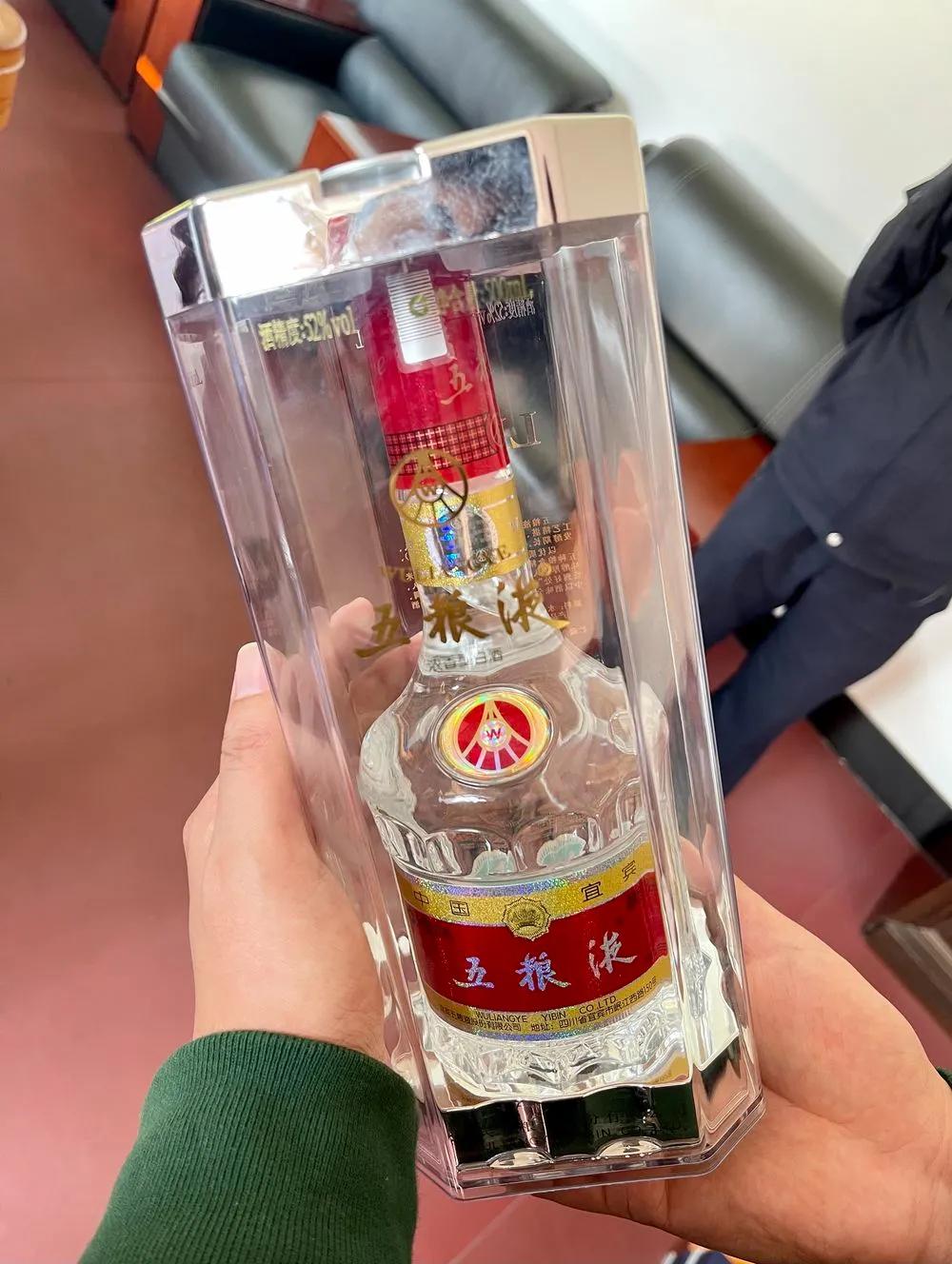 一个空瓶卖数百元甚至上千元，真瓶装散酒变“茅台”|电讯调查