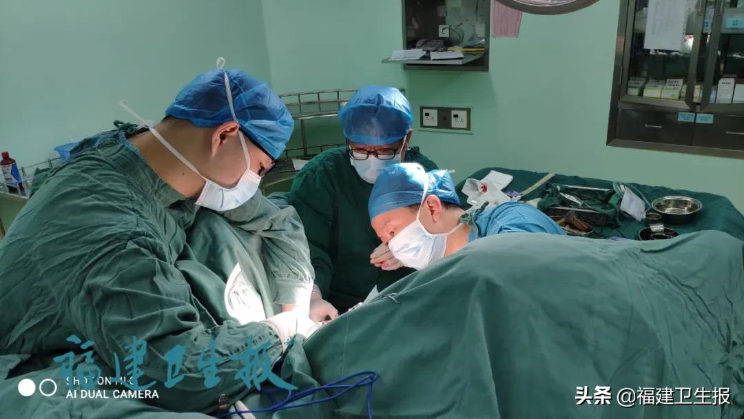 便秘小伙用塑料管通便致肠穿孔,便秘多年未治愈8旬大爷拿刀插腹