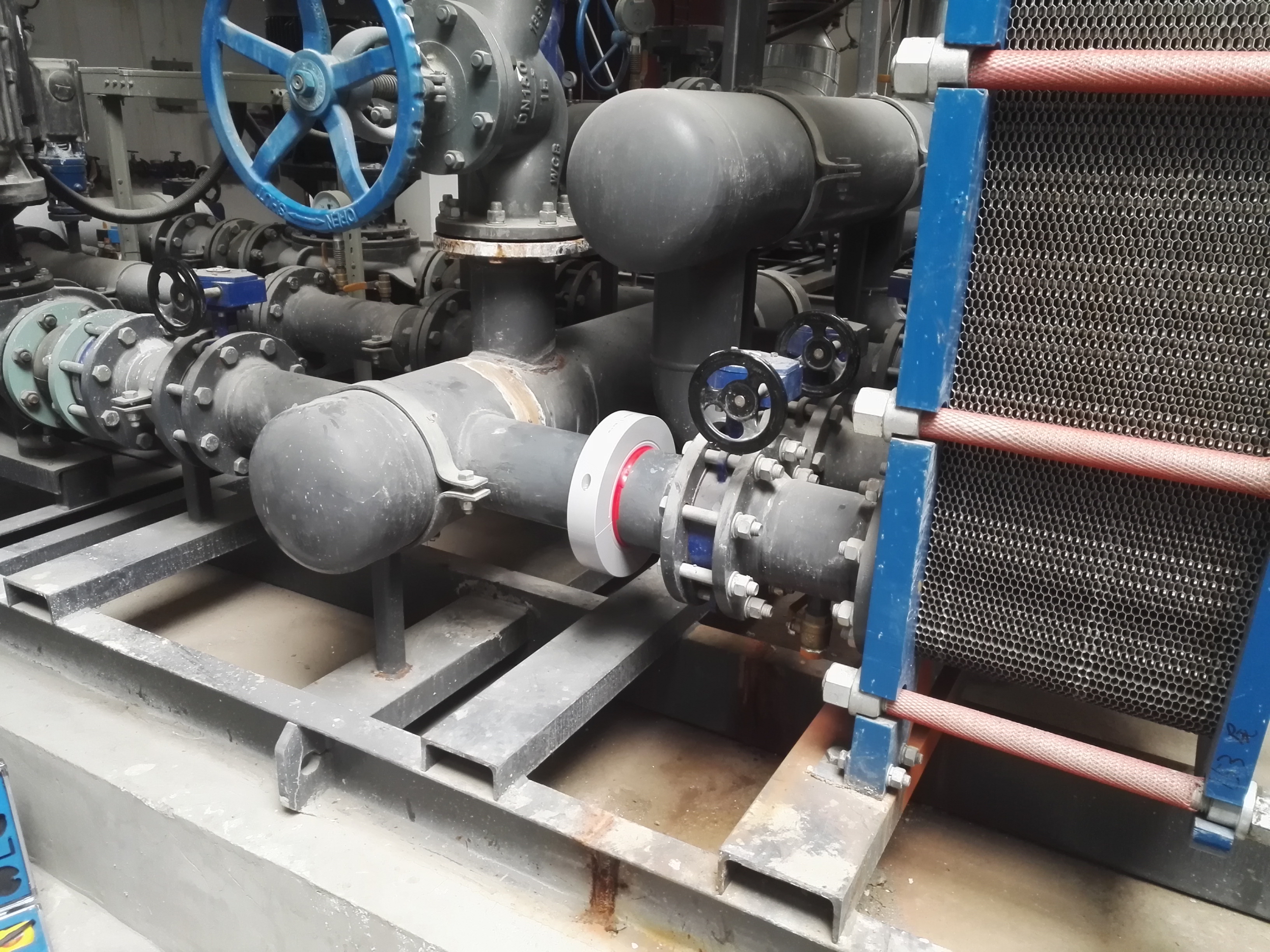 弱碱三元注入系统结垢机理及防垢技术