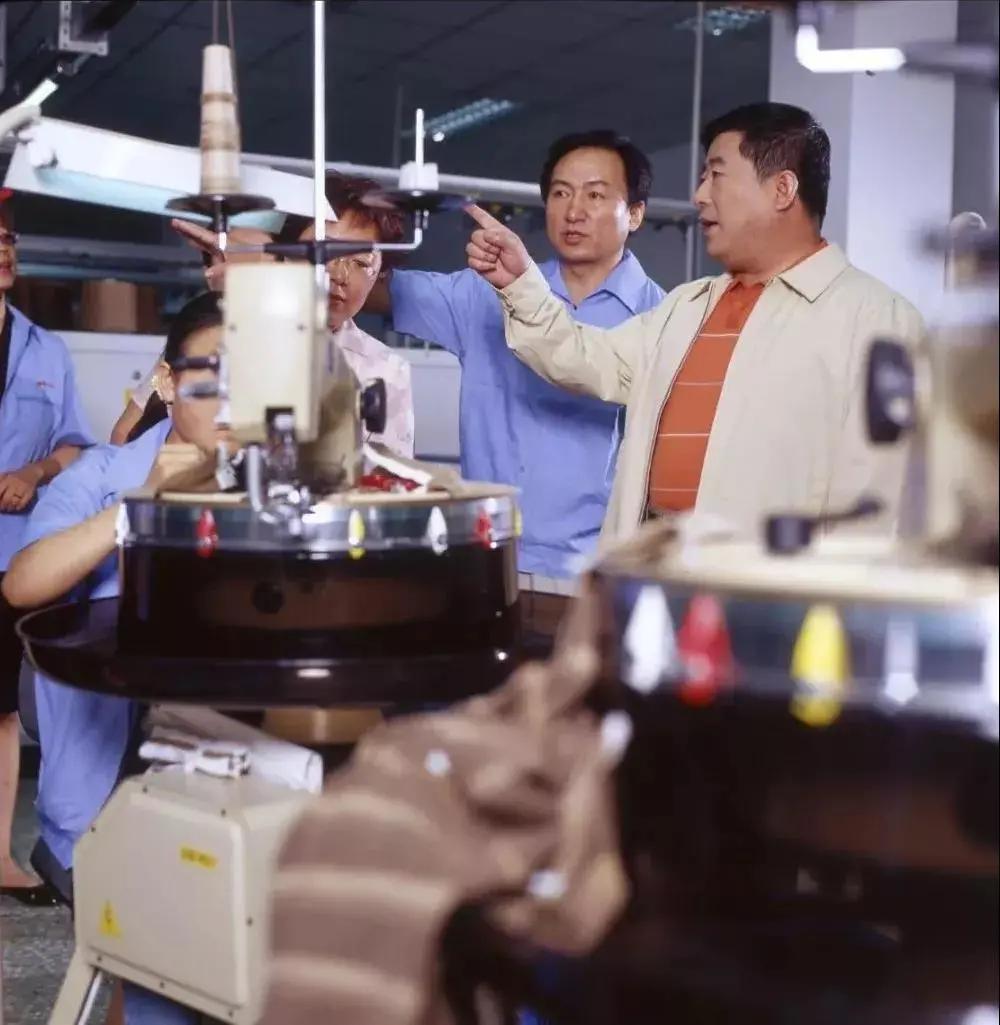 与时代同行，与世界相交，国货之光“鄂尔多斯”的逆风翻盘局