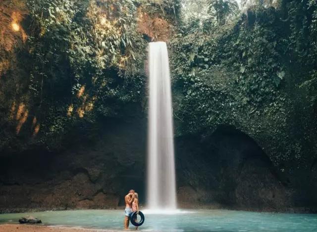 一个清洁工拍的照片一张卖6万，把美女娶回了家