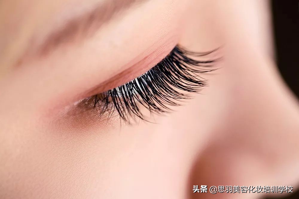 睫毛几根长到眼睛里扎眼怎么办,为什么你种的睫毛假性服帖