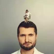 当你走进客人的房间,发现一女客正在裸浴你应该怎么办?