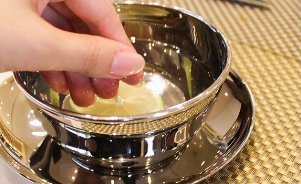 西餐厅里面的柠檬水是用来擦的吗 (西餐厅服务员喝柠檬水)