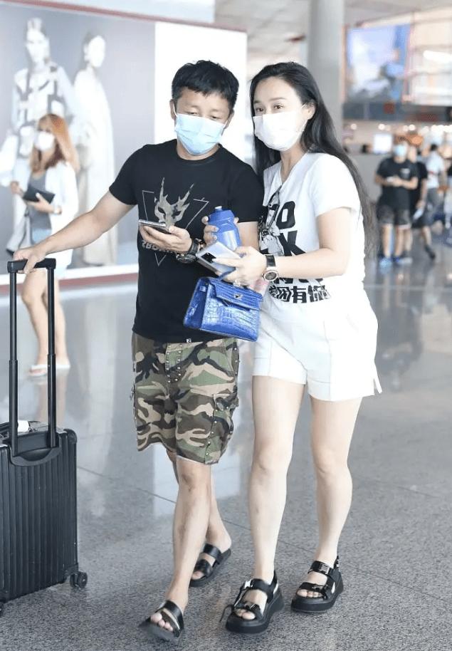 邹市明冉莹颖冬日机场照,邹市明冉莹颖恩爱瞬间