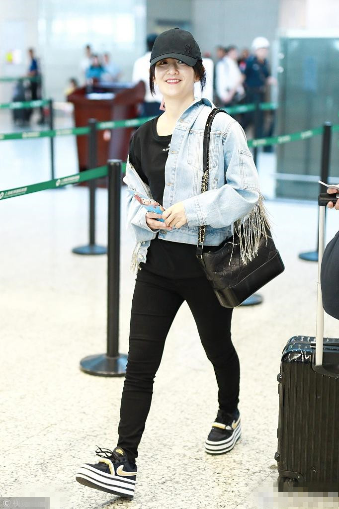 马兰坡土妞人设不倒!8千+大牌连衣裙,谢娜轻松穿成“九妹””了