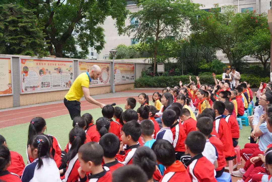 钱塘小、中山小千人晨会，看约克英语外教如何轻松hold住全场！