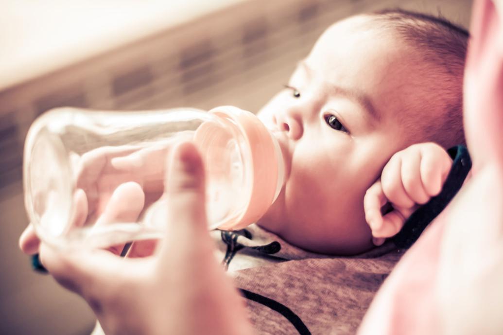 宝宝吃奶的时候肢体动作多,宝宝吃奶来回动