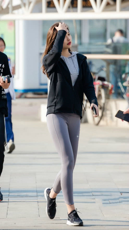 小黑裤早已经凉了，耐克的“九分水泥裤”成新宠，街拍达人必备