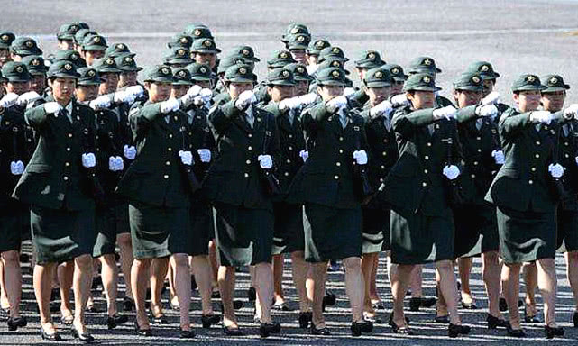 日本女兵阅兵需要背包吗,日本阅兵女兵挎包里是什么