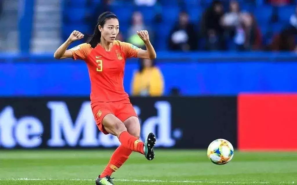 铿锵玫瑰美丽绽放女足夺冠,铿锵玫瑰姑娘