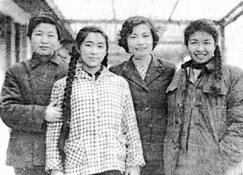 李讷上学时,毛主席给她生活费26元,同学向她借钱,她如何处理?