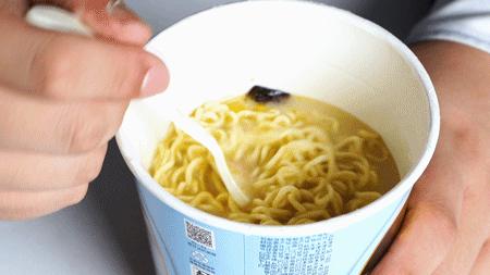 出门灌了瓶热水,打开时就凉了咋办?用它24小时开盖还“烫嘴”